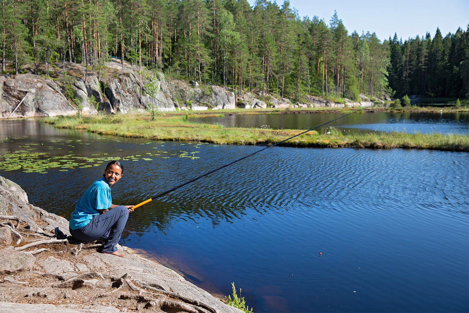 Henkilö kalastaa.