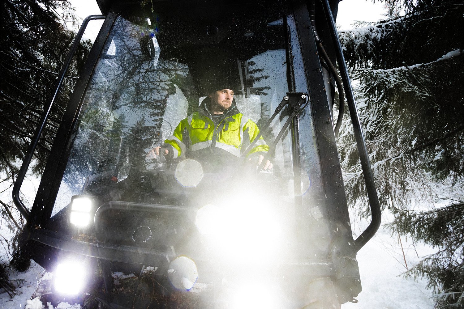 Henkilö ajaa työkonetta.